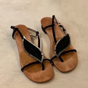 Bibilou Chic Black and Tan Women's Sandals with Leaf Accent